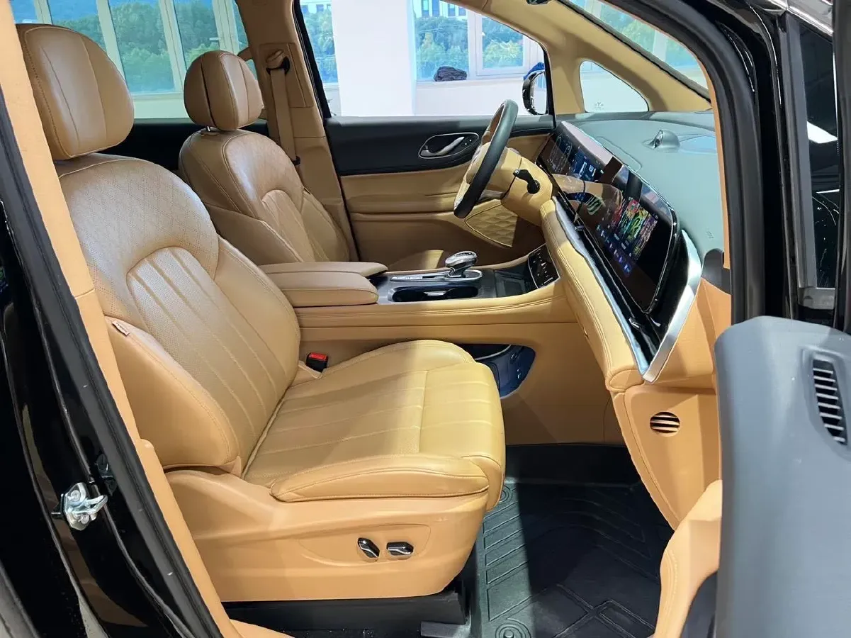 2024 Voyah Dream 1.5T 150HP L4 PHEV 43KWH,autocango,china used car exporter,china ev exporter,chinese used car exporter,chinese used ev exporter