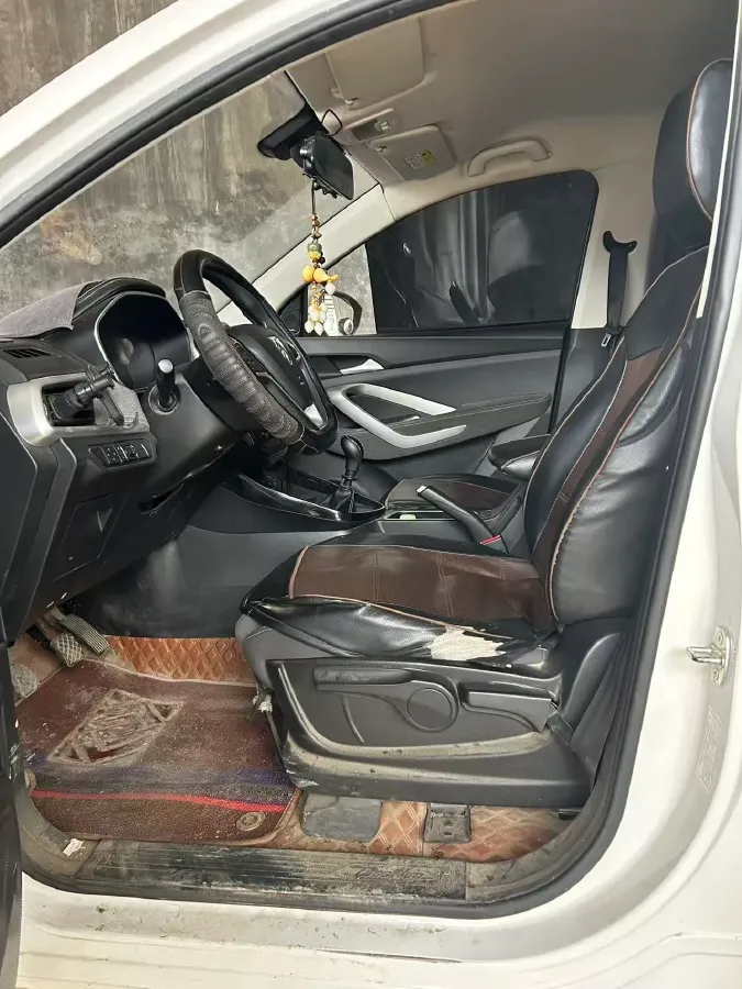 2020 BaoJun 530 1.5T 147HP L4 6MT,autocango,china used car exporter,china ev exporter,chinese used car exporter,chinese used ev exporter