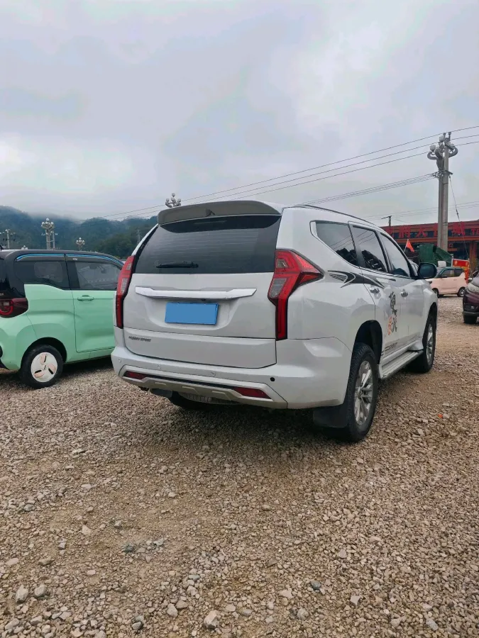 2020 Mitsubishi Pajero 3.0L 209HP V6 8AT,autocango,china used car exporter,china ev exporter,chinese used car exporter,chinese used ev exporter