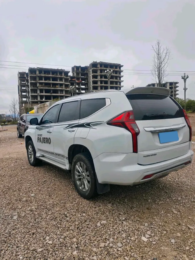 2020 Mitsubishi Pajero 3.0L 209HP V6 8AT,autocango,china used car exporter,china ev exporter,chinese used car exporter,chinese used ev exporter