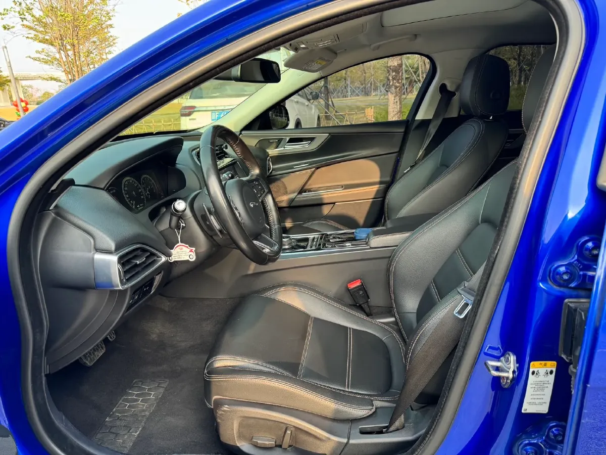 2019 Land Rover Discovery Sport 2.0T 200HP L4 9AT,autocango,china used car exporter,china ev exporter,chinese used car exporter,chinese used ev exporter