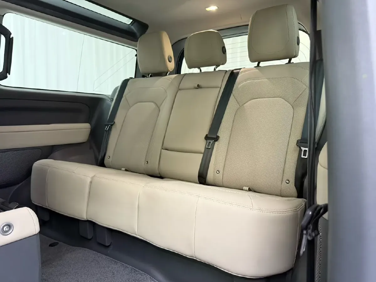 2025 Land Rover Defender 3.0T 400HP L6 8AT,autocango,china used car exporter,china ev exporter,chinese used car exporter,chinese used ev exporter