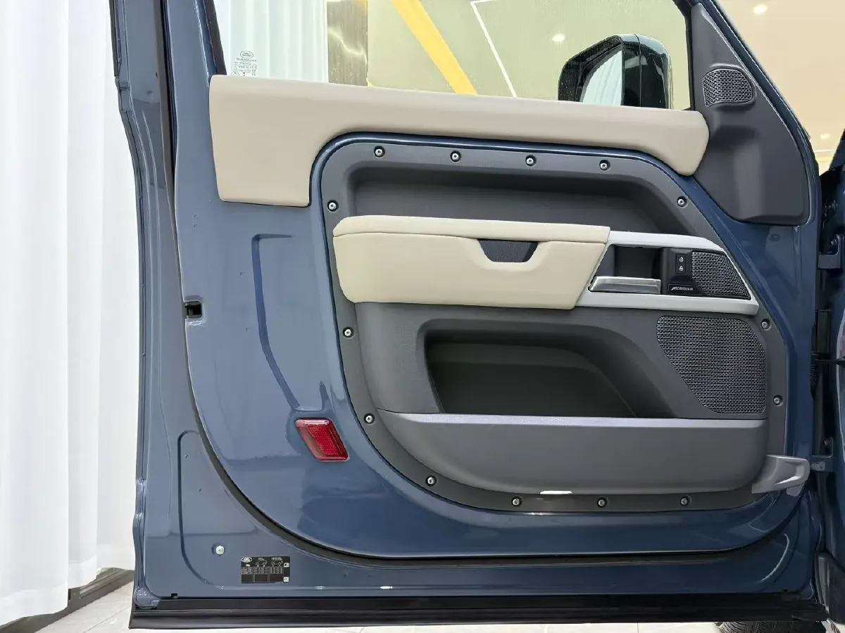 2025 Land Rover Defender 3.0T 400HP L6 8AT,autocango,china used car exporter,china ev exporter,chinese used car exporter,chinese used ev exporter