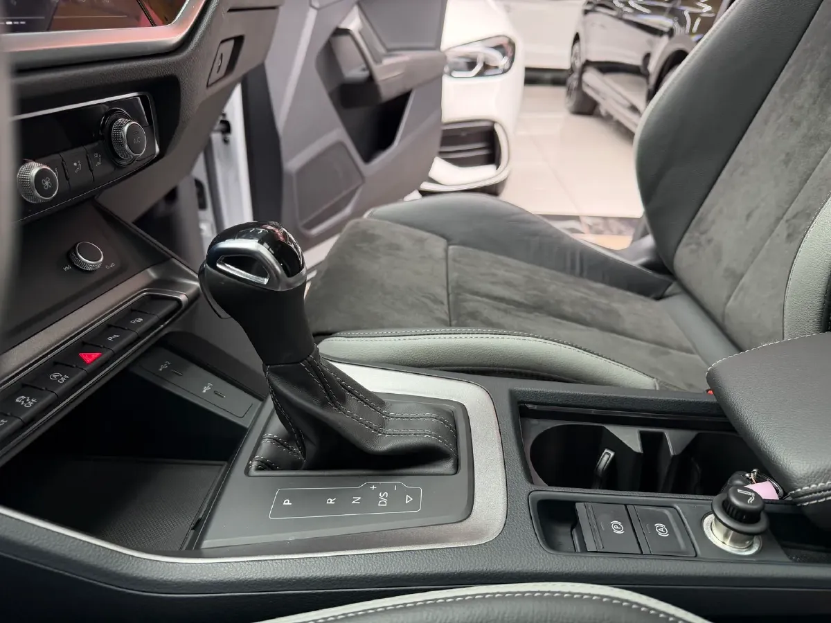 2023 Audi Q3 2.0T 186HP L4 7DCT,autocango,china used car exporter,china ev exporter,chinese used car exporter,chinese used ev exporter