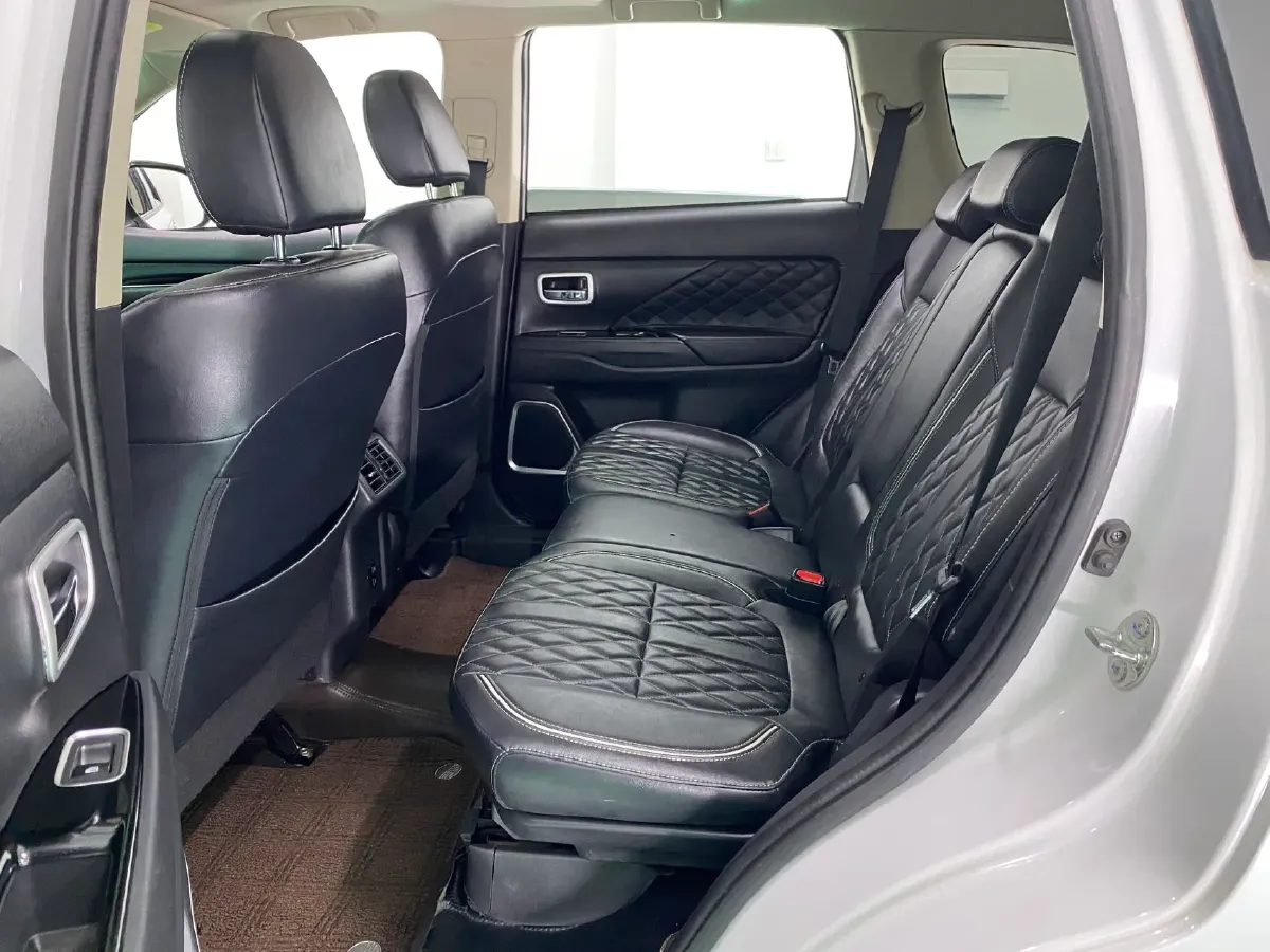 2021 Mitsubishi Outlander 2.0L 166HP L4 CVT,autocango,china used car exporter,china ev exporter,chinese used car exporter,chinese used ev exporter