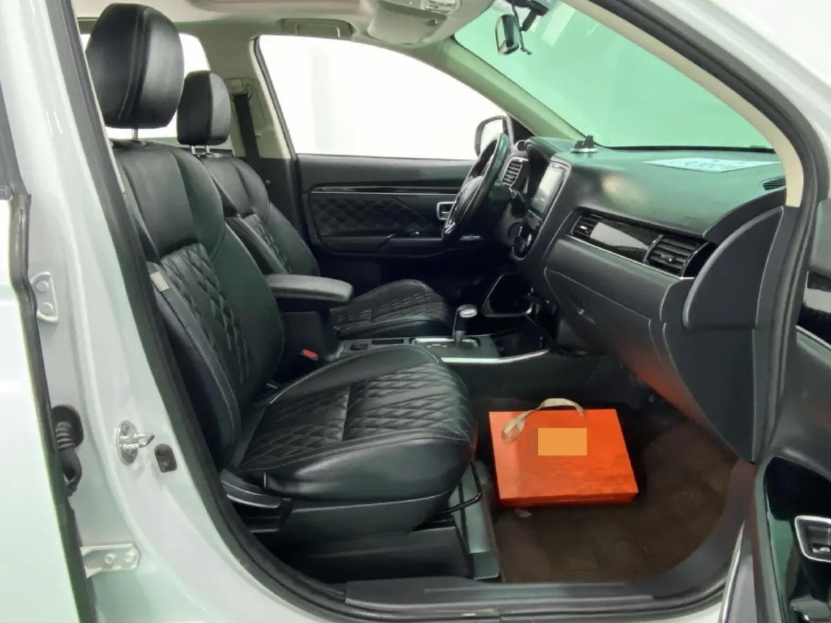 2021 Mitsubishi Outlander 2.0L 166HP L4 CVT,autocango,china used car exporter,china ev exporter,chinese used car exporter,chinese used ev exporter