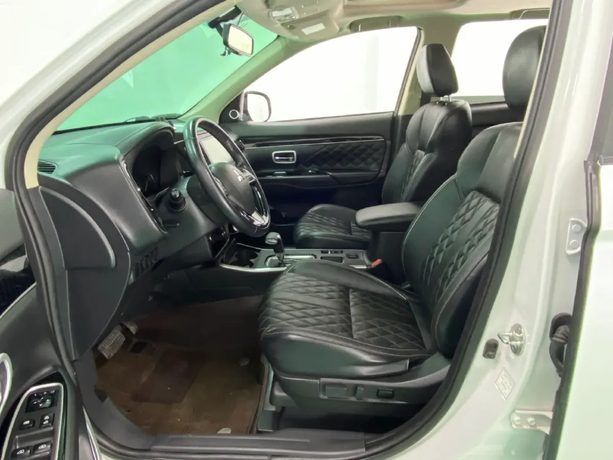 2021 Mitsubishi Outlander 2.0L 166HP L4 CVT,autocango,china used car exporter,china ev exporter,chinese used car exporter,chinese used ev exporter