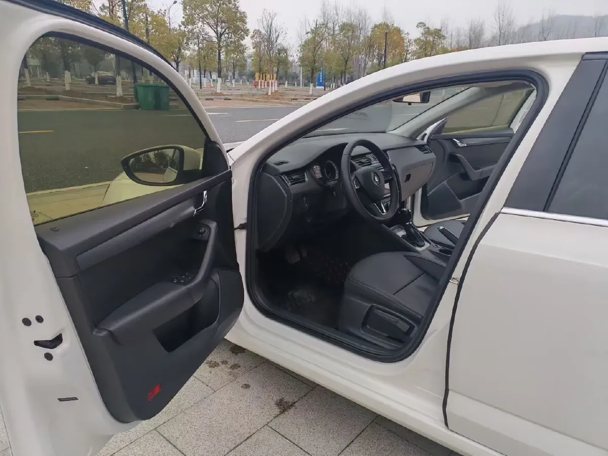 2021 Skoda Octavia 1.5L 113HP L4 6AT,autocango,china used car exporter,china ev exporter,chinese used car exporter,chinese used ev exporter