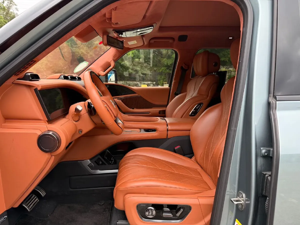 2024 YangWang U8 2.0T 272HP L4 REEV 49.05KWH,autocango,china used car exporter,china ev exporter,chinese used car exporter,chinese used ev exporter