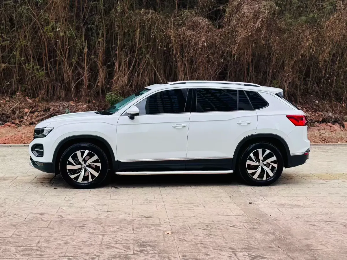 2019 Jeep Cherokee 2.0T 234HP L4 9AT,autocango,china used car exporter,china ev exporter,chinese used car exporter,chinese used ev exporter