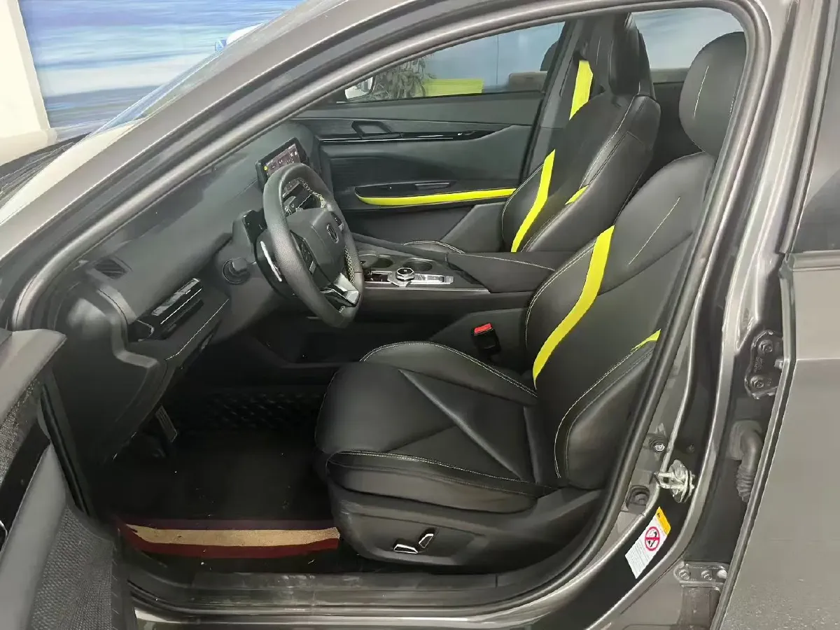 2022 ChangAn UNI-V 1.5T 188HP L4 7DCT,autocango,china used car exporter,china ev exporter,chinese used car exporter,chinese used ev exporter