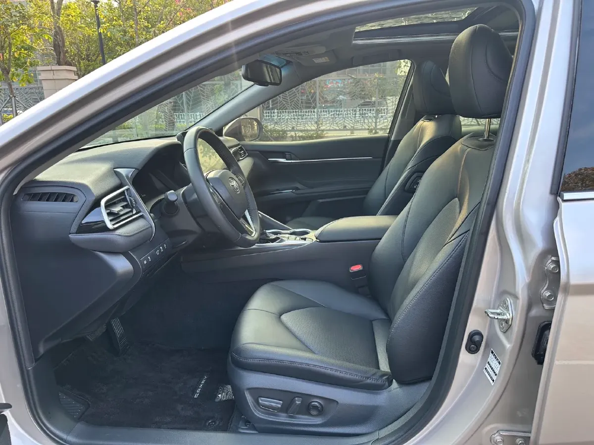 2021 Toyota Camry 2.5L 209HP L4 8AT,autocango,china used car exporter,china ev exporter,chinese used car exporter,chinese used ev exporter