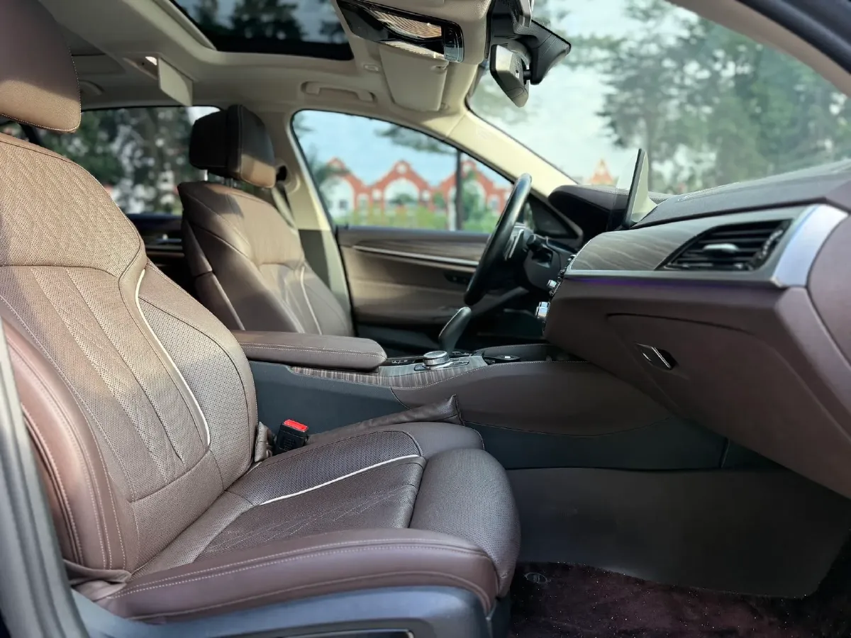 2022 BMW 5 Series 2.0T 252HP L4 8AT,autocango,china used car exporter,china ev exporter,chinese used car exporter,chinese used ev exporter