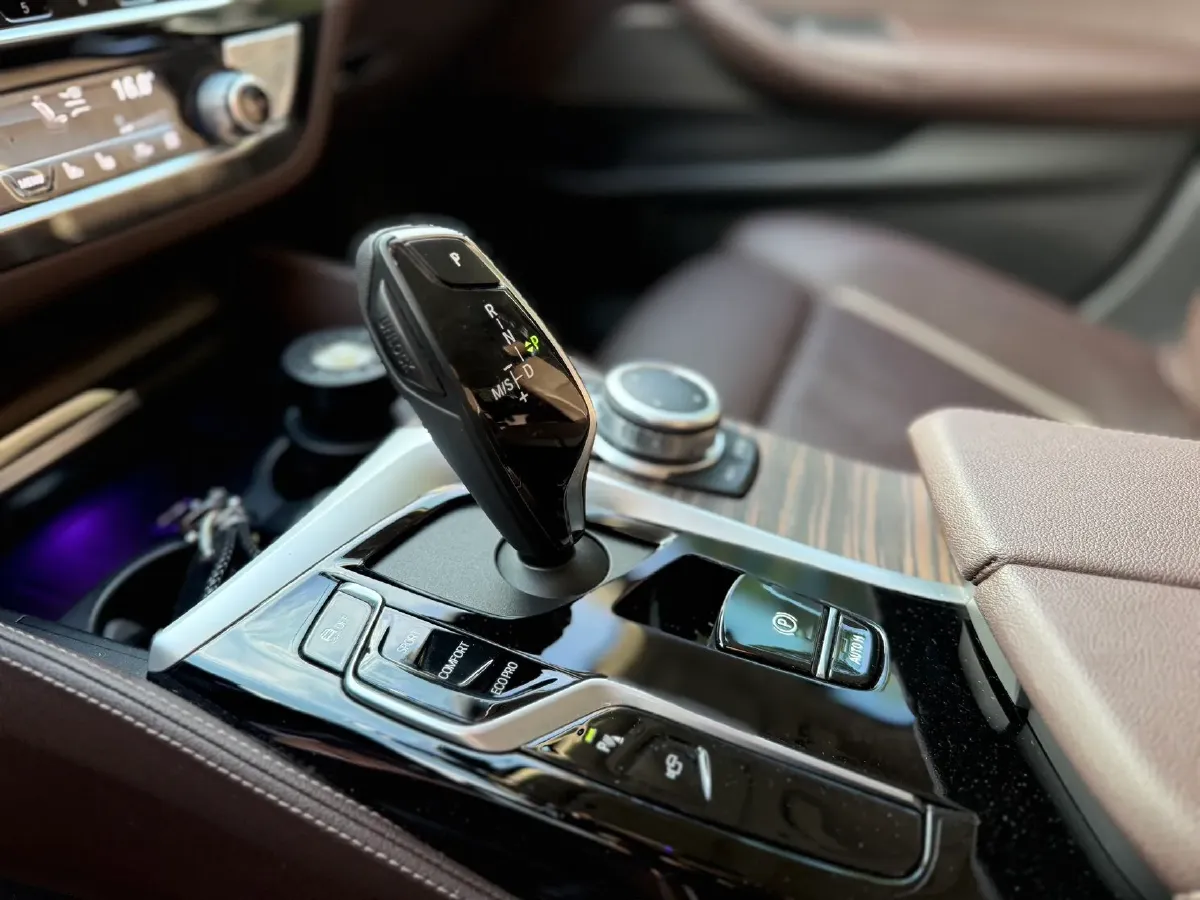 2022 BMW 5 Series 2.0T 252HP L4 8AT,autocango,china used car exporter,china ev exporter,chinese used car exporter,chinese used ev exporter