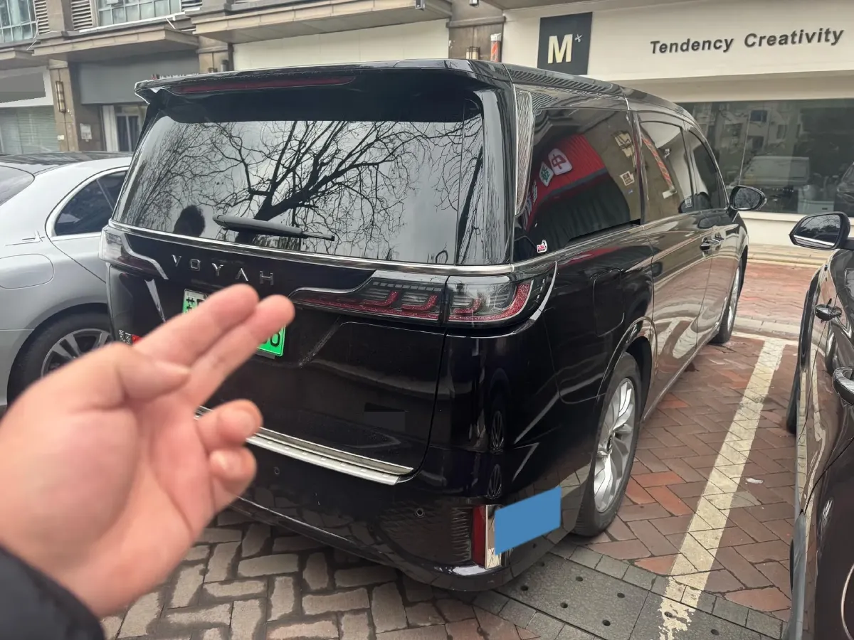 2024 Voyah Dream 1.5T 150HP L4 PHEV 43KWH,autocango,china used car exporter,china ev exporter,chinese used car exporter,chinese used ev exporter
