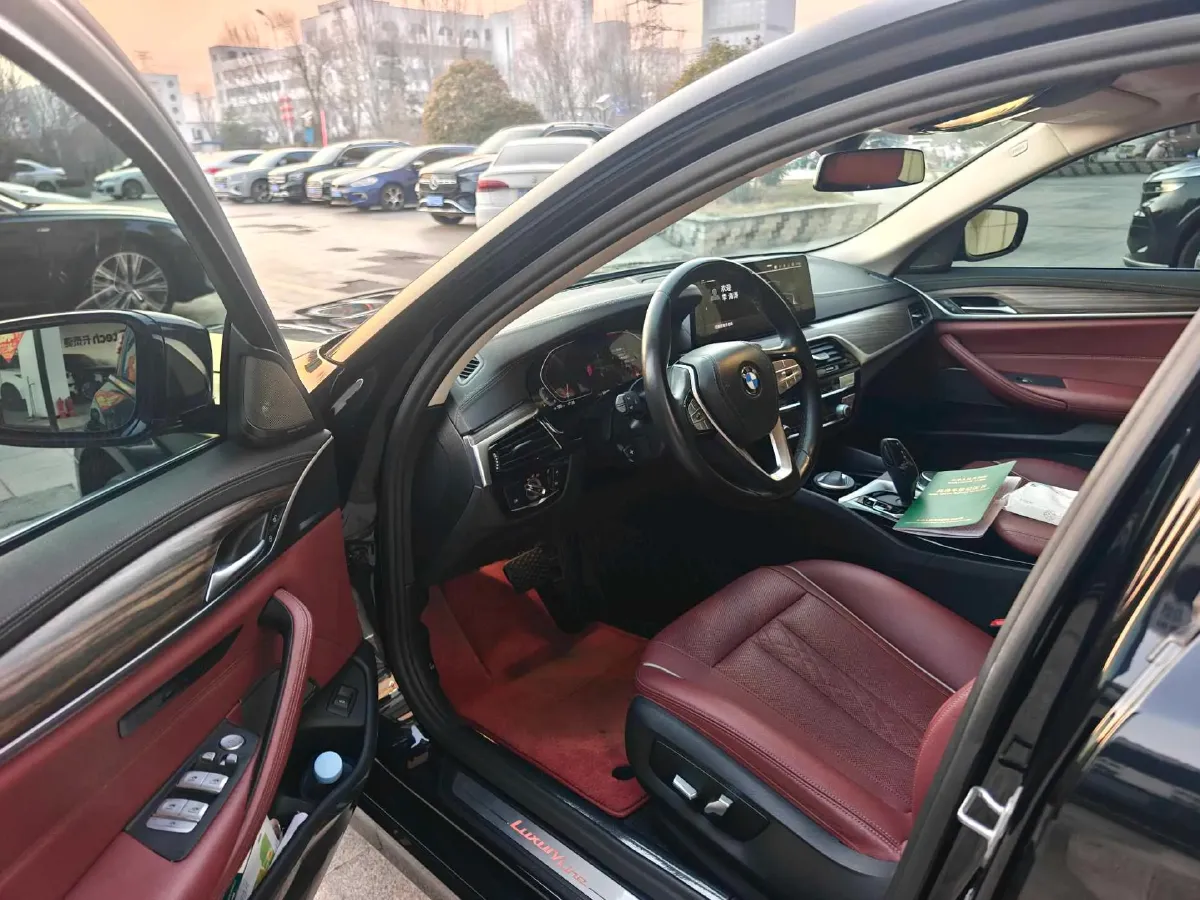 2022 BMW 5 Series 2.0T 252HP L4 8AT,autocango,china used car exporter,china ev exporter,chinese used car exporter,chinese used ev exporter