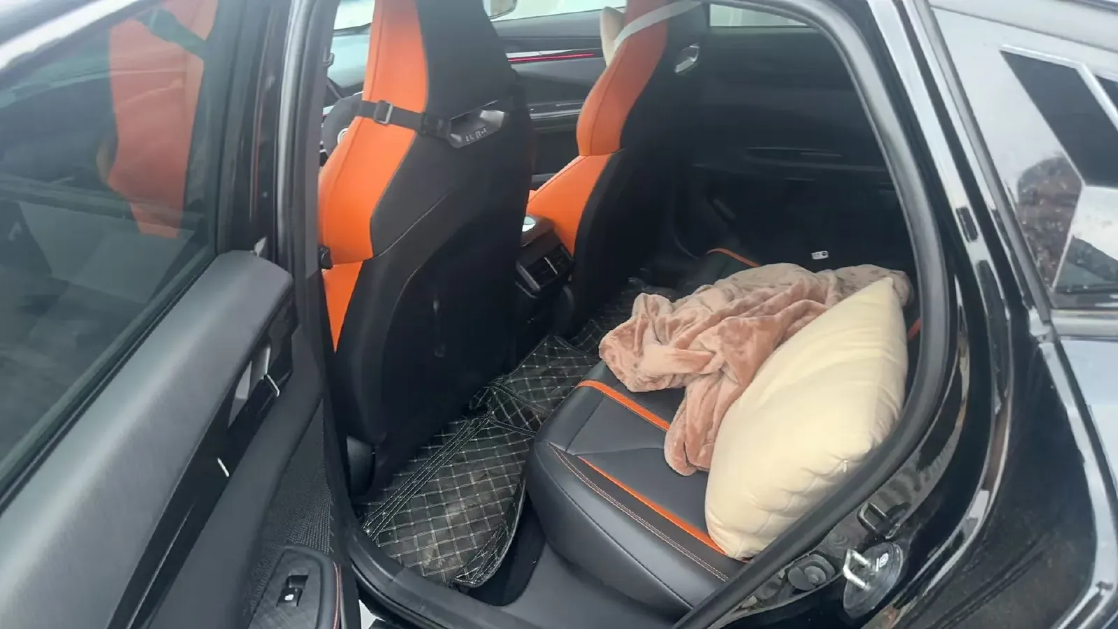 2024 ChangAn UNI-V 1.5T 188HP L4 7DCT,autocango,china used car exporter,china ev exporter,chinese used car exporter,chinese used ev exporter