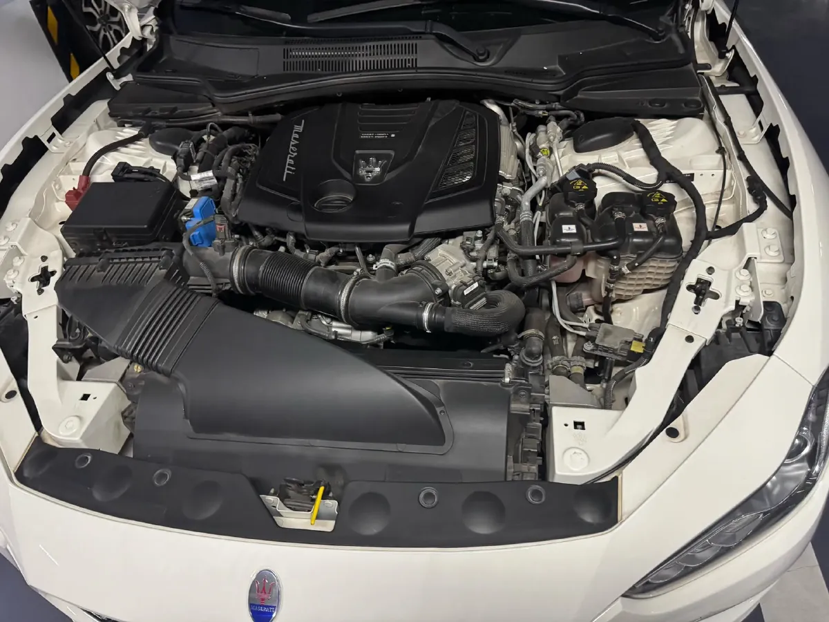 2021 Maserati Ghibli 2.0T 330HP L4 8AT,autocango,china used car exporter,china ev exporter,chinese used car exporter,chinese used ev exporter