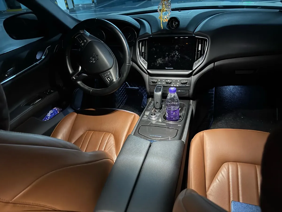 2021 Maserati Ghibli 2.0T 330HP L4 8AT,autocango,china used car exporter,china ev exporter,chinese used car exporter,chinese used ev exporter