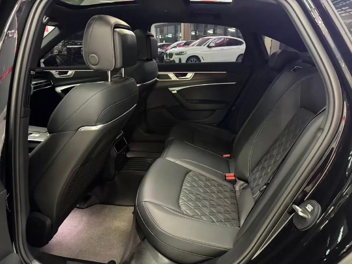 2025 Audi A6L 2.0T 245HP L4 7DCT,autocango,china used car exporter,china ev exporter,chinese used car exporter,chinese used ev exporter