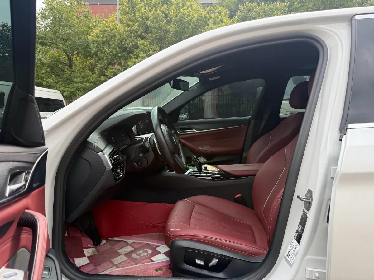 2022 BMW 5 Series 2.0T 252HP L4 8AT,autocango,china used car exporter,china ev exporter,chinese used car exporter,chinese used ev exporter