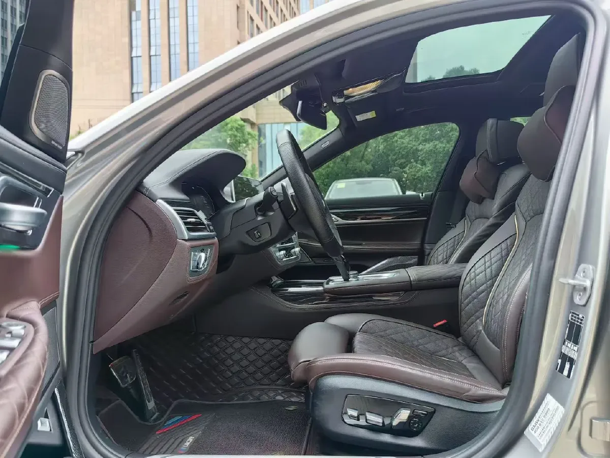 2022 BMW 7 Series 3.0T 340HP L6 8AT,autocango,china used car exporter,china ev exporter,chinese used car exporter,chinese used ev exporter