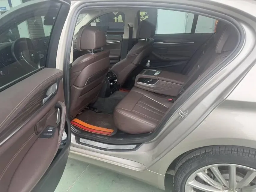 2022 BMW 5 Series 2.0T 252HP L4 8AT,autocango,china used car exporter,china ev exporter,chinese used car exporter,chinese used ev exporter