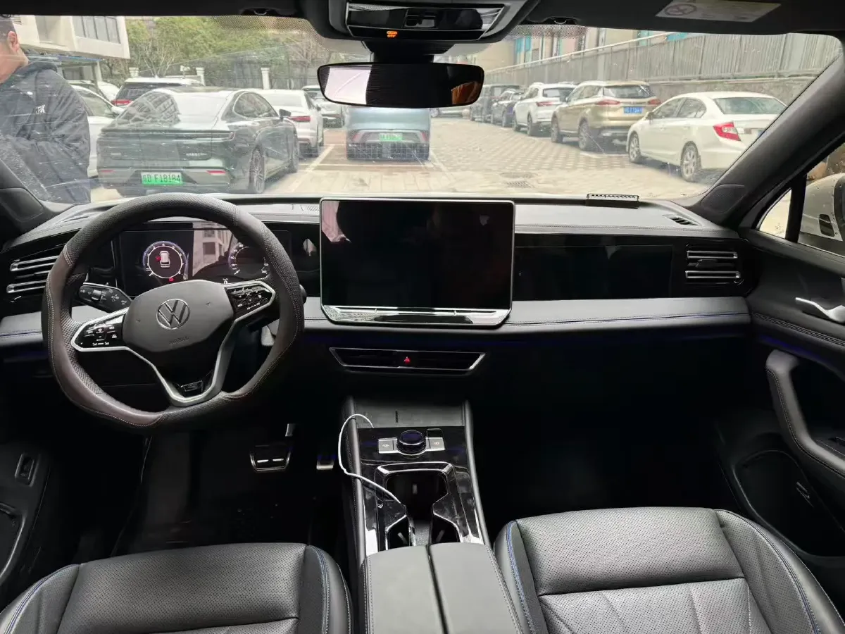 2024 Volkswagen Tiguan L 2.0T 186HP L4 7DCT,autocango,china used car exporter,china ev exporter,chinese used car exporter,chinese used ev exporter