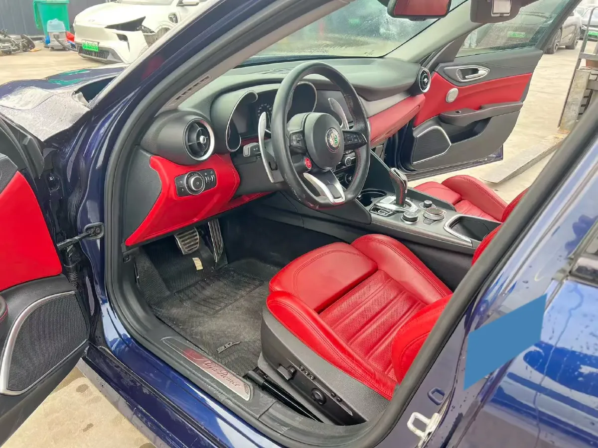 2020 Alfa Romeo Giulia 2.0T 280HP L4 8AT,autocango,china used car exporter,china ev exporter,chinese used car exporter,chinese used ev exporter