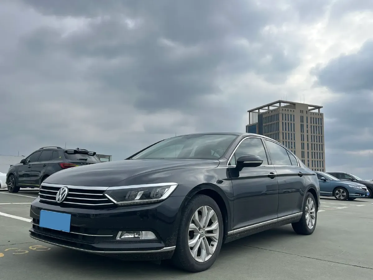 2018 Volkswagen Magotan 2.0T 220HP L4 7DCT,autocango,china used car exporter,china ev exporter,chinese used car exporter,chinese used ev exporter
