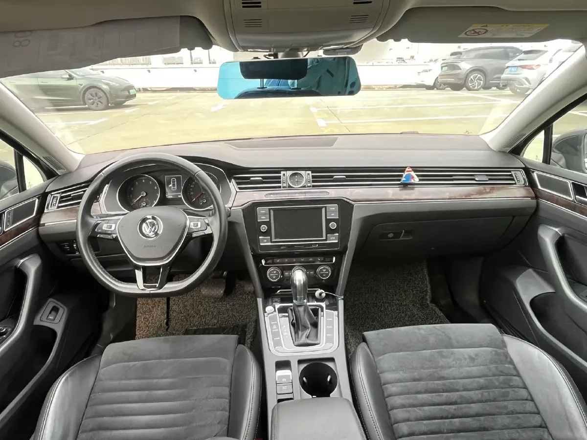 2018 Volkswagen Magotan 2.0T 220HP L4 7DCT,autocango,china used car exporter,china ev exporter,chinese used car exporter,chinese used ev exporter