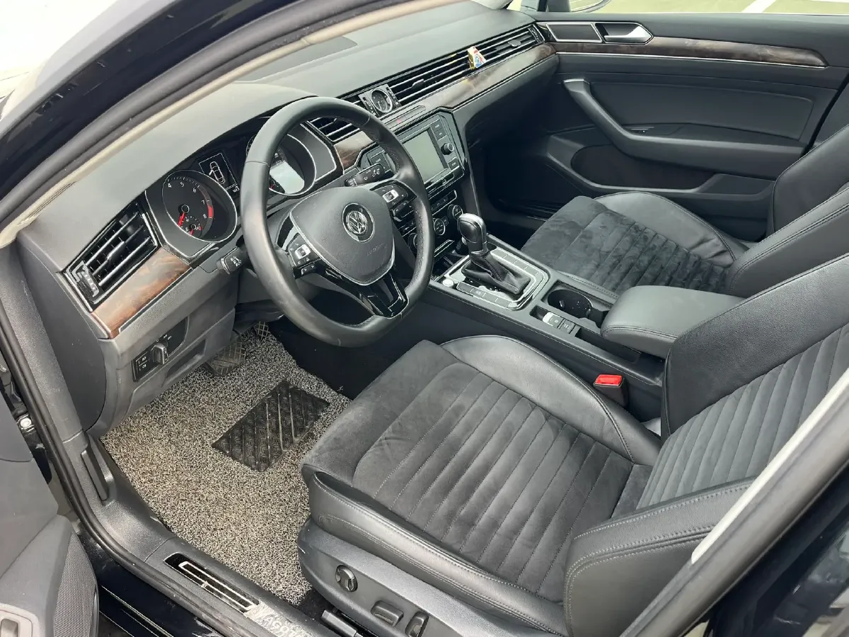 2018 Volkswagen Magotan 2.0T 220HP L4 7DCT,autocango,china used car exporter,china ev exporter,chinese used car exporter,chinese used ev exporter