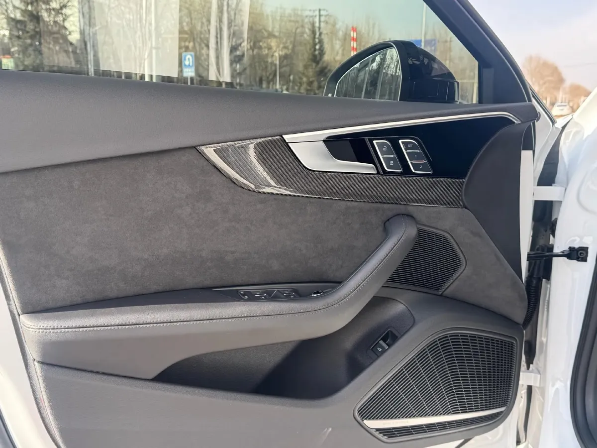 2024 Audi A4L 2.0T 245HP L4 7DCT,autocango,china used car exporter,china ev exporter,chinese used car exporter,chinese used ev exporter