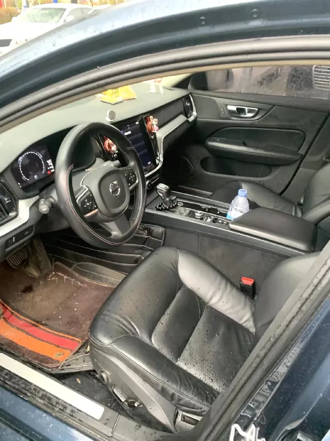 2020 Volvo S60 2.0T 190HP L4 8AT,autocango,china used car exporter,china ev exporter,chinese used car exporter,chinese used ev exporter