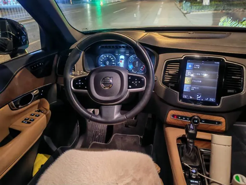 2019 Volvo XC90 2.0T 320HP L4 8AT,autocango,china used car exporter,china ev exporter,chinese used car exporter,chinese used ev exporter