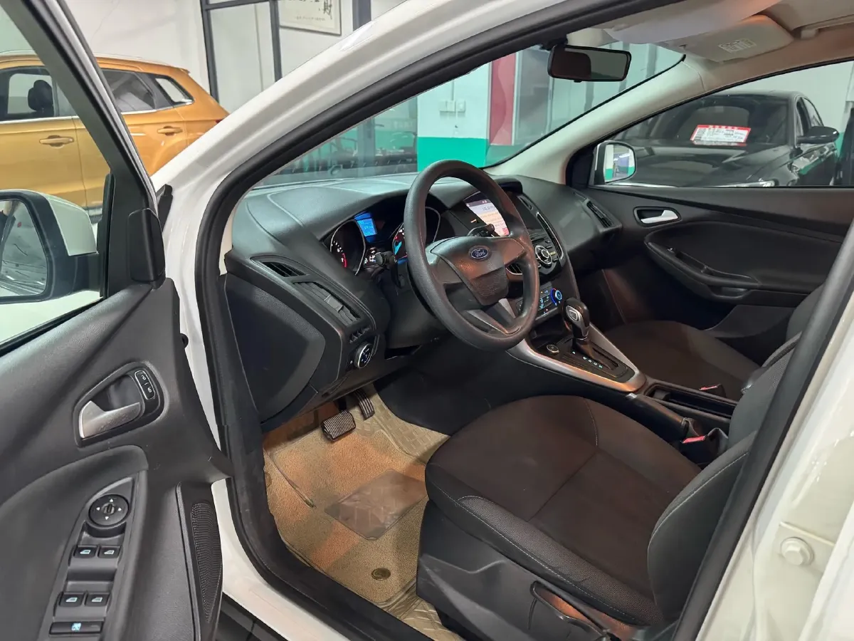 2015 Ford Focus 1.6L 125HP L4 6DCT,autocango,china used car exporter,china ev exporter,chinese used car exporter,chinese used ev exporter