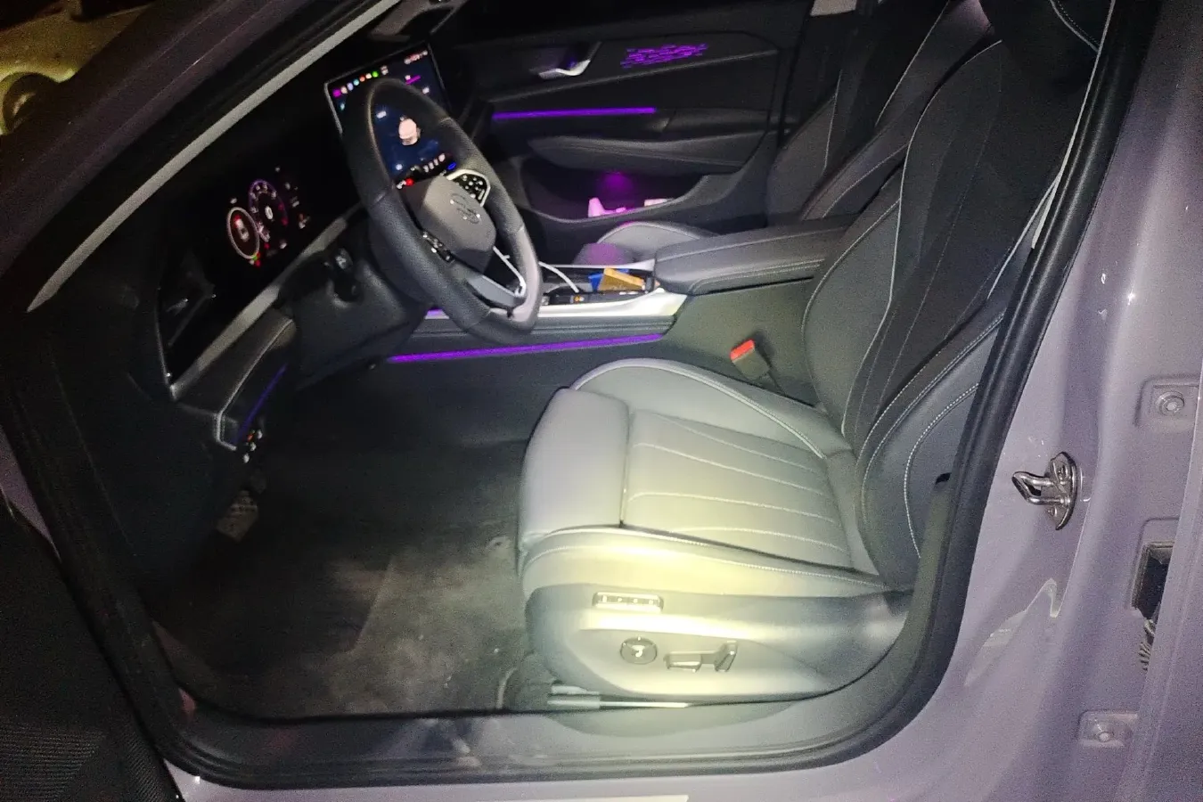 2025 Volkswagen Passat 2.0T 220HP L4 7DCT,autocango,china used car exporter,china ev exporter,chinese used car exporter,chinese used ev exporter