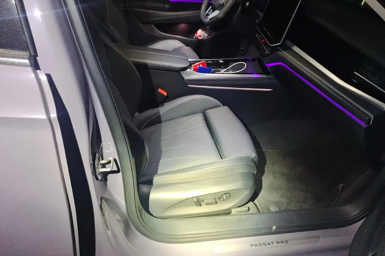 2025 Volkswagen Passat 2.0T 220HP L4 7DCT,autocango,china used car exporter,china ev exporter,chinese used car exporter,chinese used ev exporter