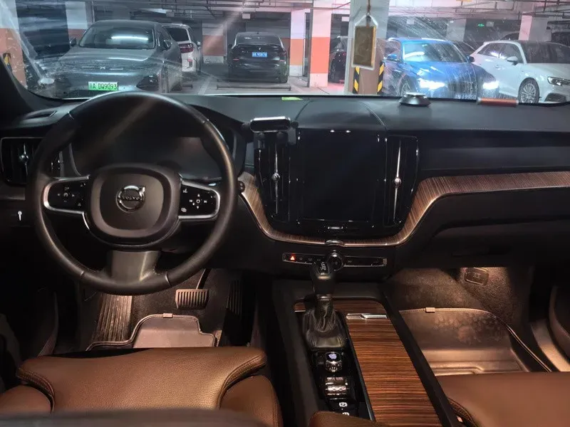 2021 Volvo XC60 2.0T 250HP L4 8AT,autocango,china used car exporter,china ev exporter,chinese used car exporter,chinese used ev exporter