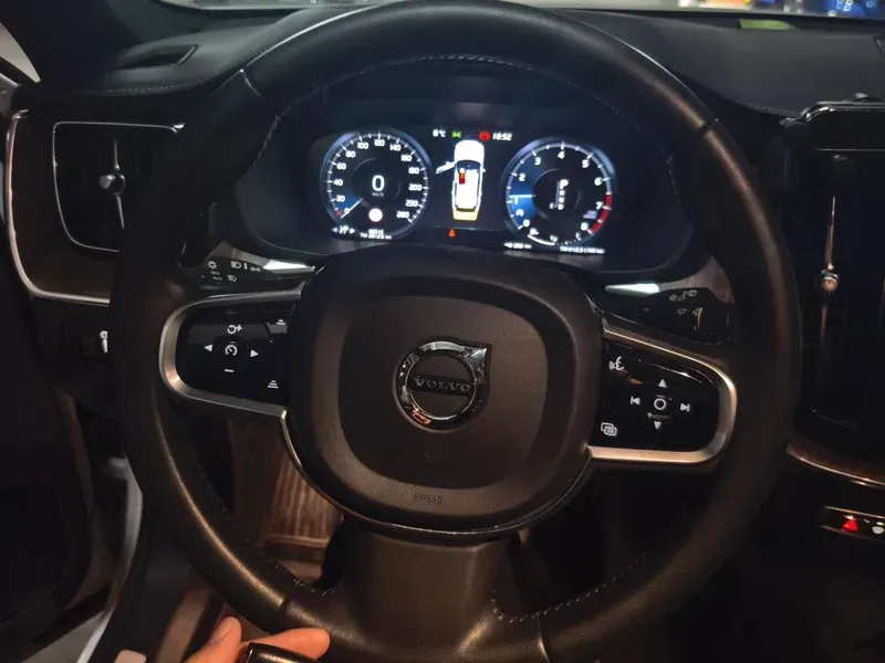 2021 Volvo XC60 2.0T 250HP L4 8AT,autocango,china used car exporter,china ev exporter,chinese used car exporter,chinese used ev exporter