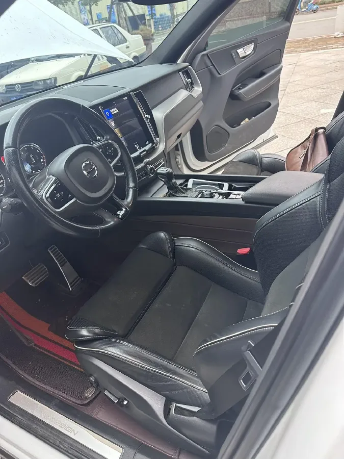 2018 Volvo XC60 2.0T 254HP L4 8AT,autocango,china used car exporter,china ev exporter,chinese used car exporter,chinese used ev exporter