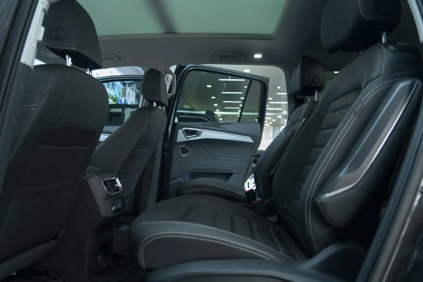 2021 Volkswagen Talagon 2.0T 220HP L4 7DCT,autocango,china used car exporter,china ev exporter,chinese used car exporter,chinese used ev exporter