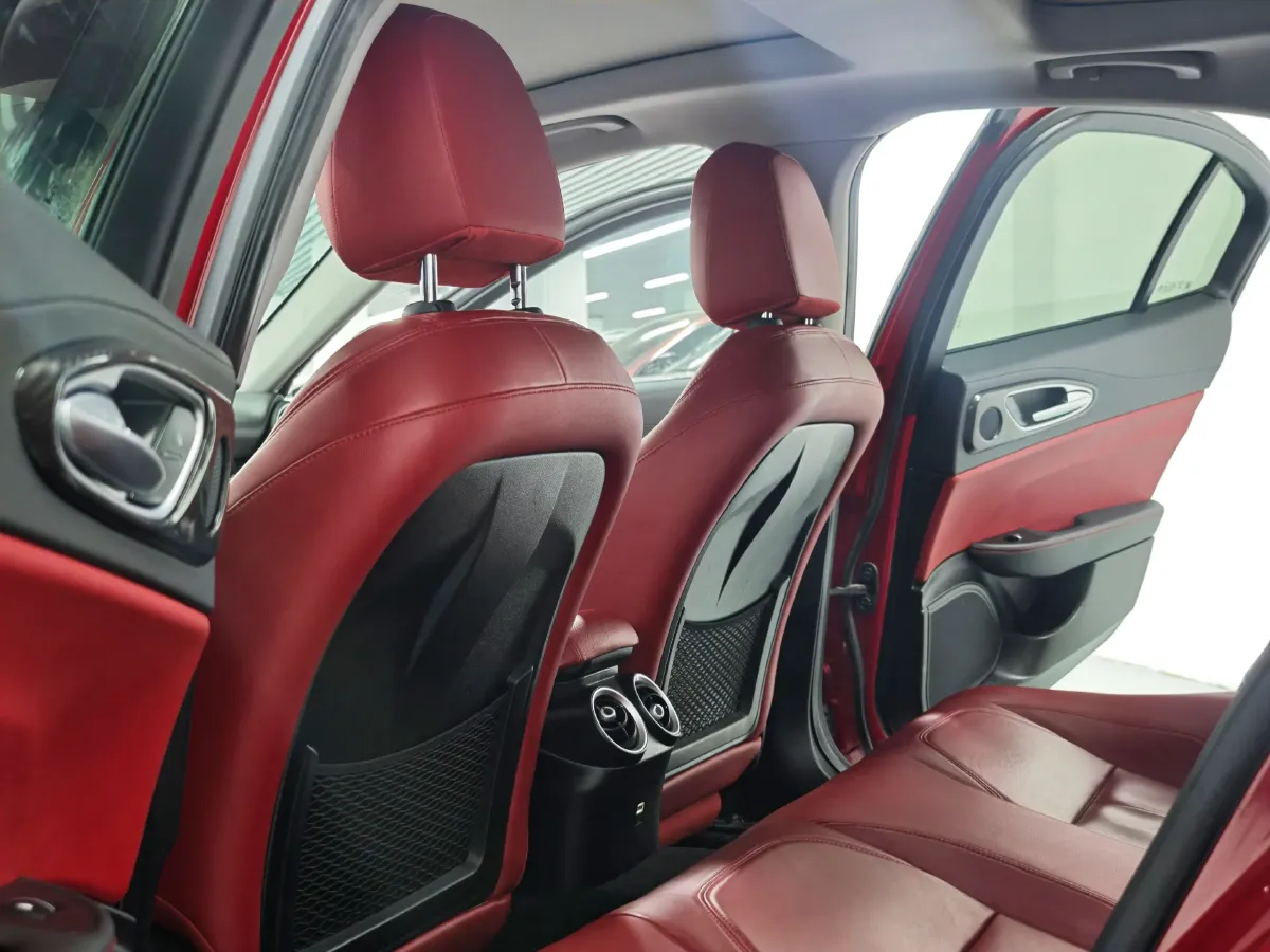 2020 Alfa Romeo Giulia 2.0T 280HP L4 8AT,autocango,china used car exporter,china ev exporter,chinese used car exporter,chinese used ev exporter