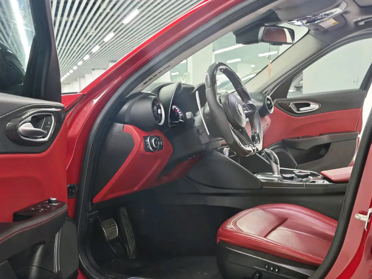 2020 Alfa Romeo Giulia 2.0T 280HP L4 8AT,autocango,china used car exporter,china ev exporter,chinese used car exporter,chinese used ev exporter