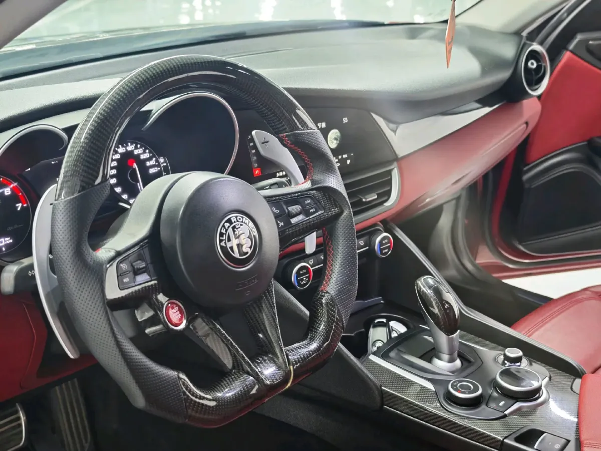 2020 Alfa Romeo Giulia 2.0T 280HP L4 8AT,autocango,china used car exporter,china ev exporter,chinese used car exporter,chinese used ev exporter