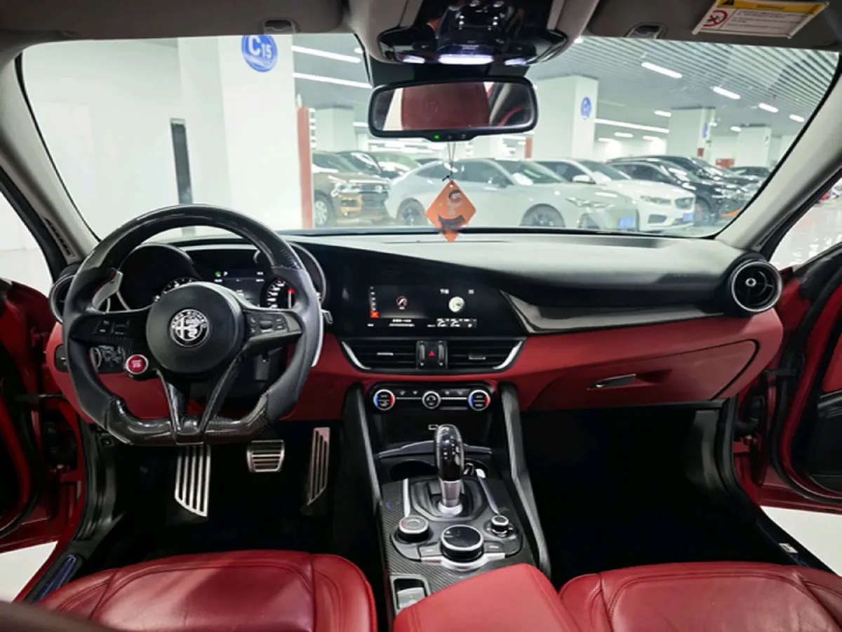 2020 Alfa Romeo Giulia 2.0T 280HP L4 8AT,autocango,china used car exporter,china ev exporter,chinese used car exporter,chinese used ev exporter