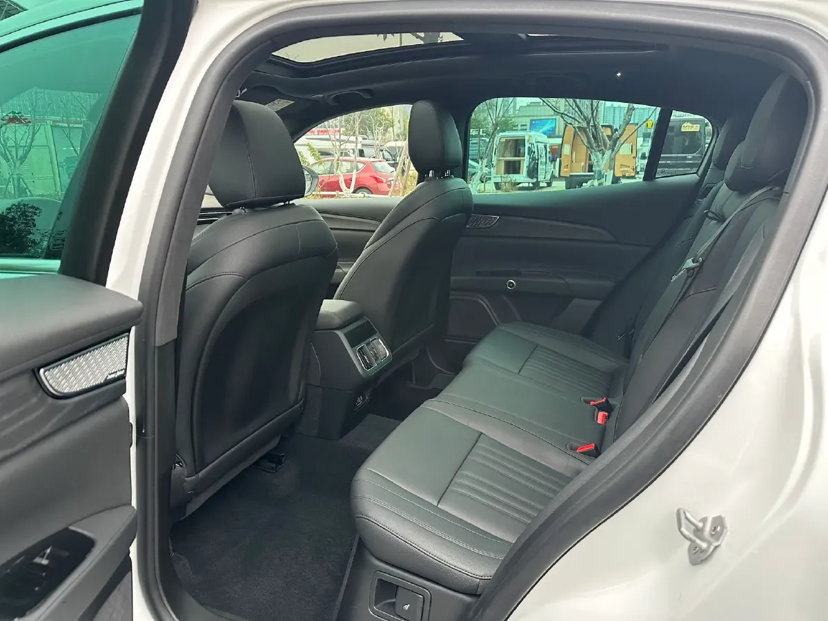 2022 Maserati Levante 2.0T 330HP L4 8AT,autocango,china used car exporter,china ev exporter,chinese used car exporter,chinese used ev exporter