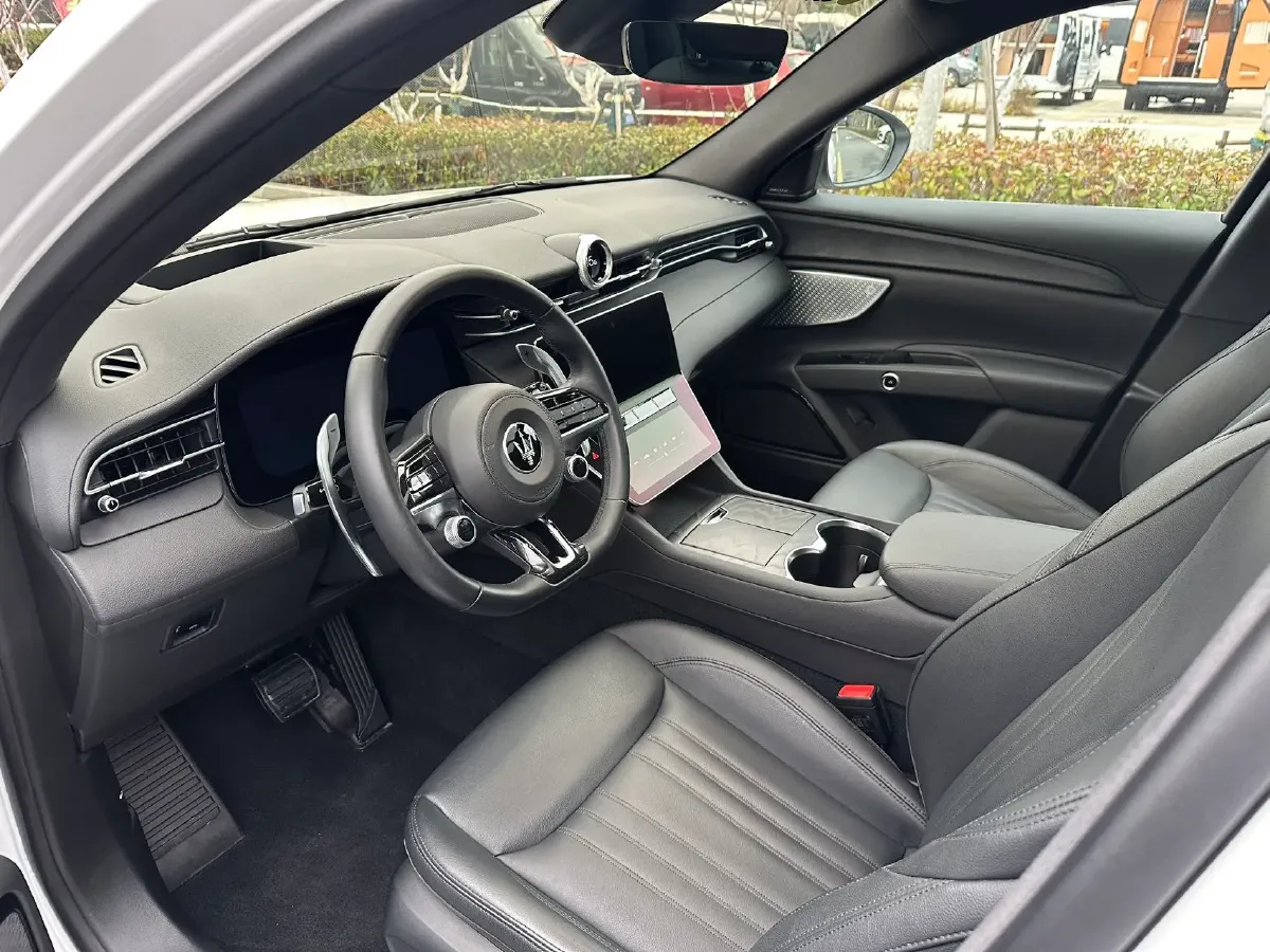 2022 Maserati Levante 2.0T 330HP L4 8AT,autocango,china used car exporter,china ev exporter,chinese used car exporter,chinese used ev exporter