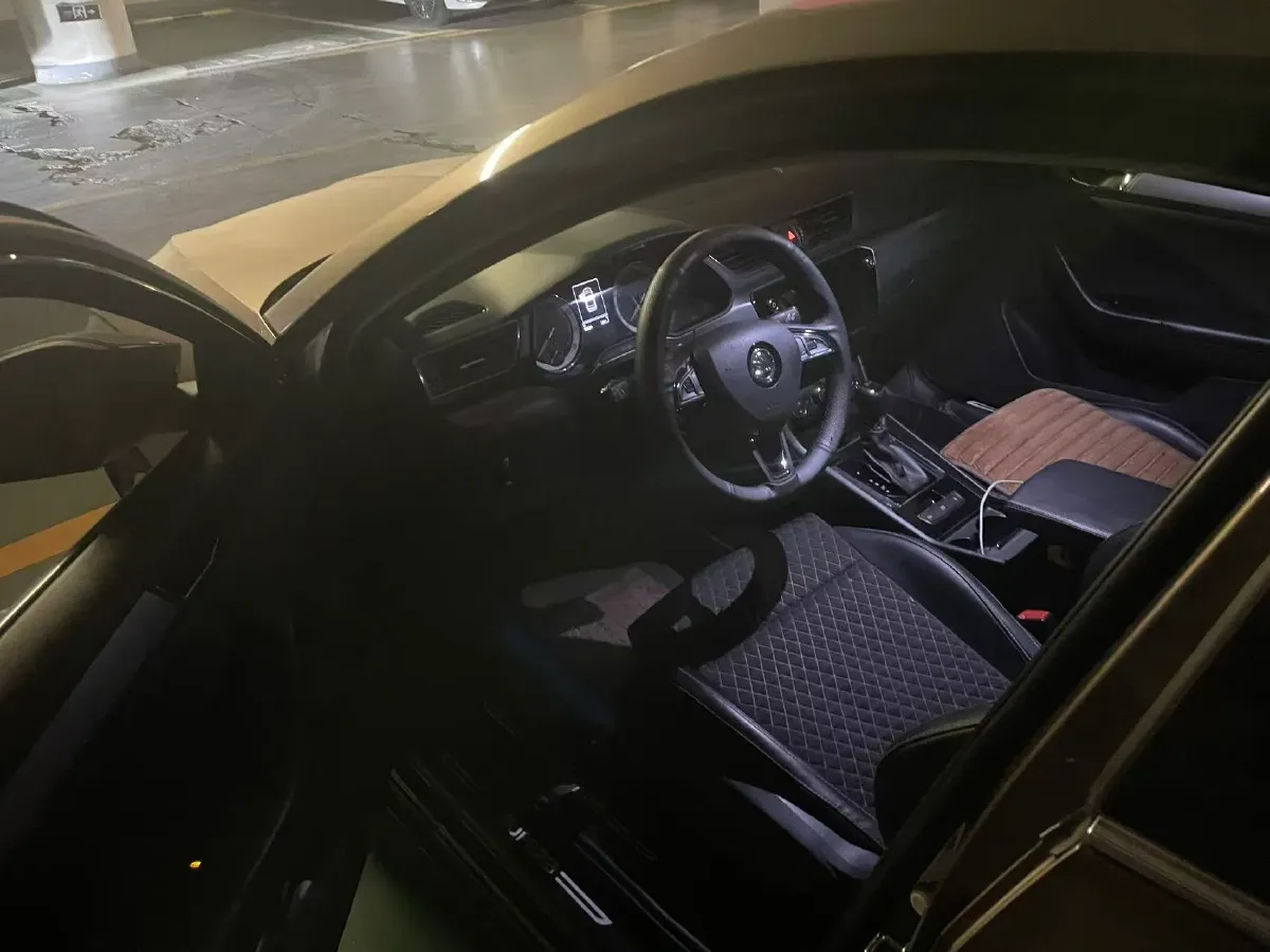 2018 Skoda Superb 1.8T 180HP L4 7DCT,autocango,china used car exporter,china ev exporter,chinese used car exporter,chinese used ev exporter