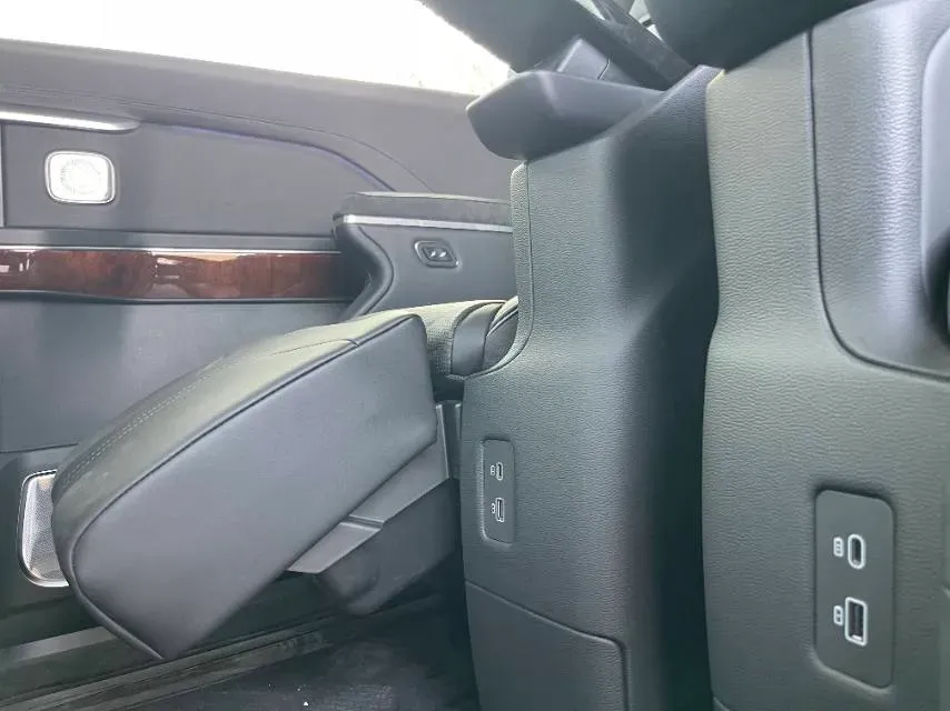 2024 HongQi HQ9 2.0T 163HP L4 1DHT PHEV 20.14KWH,autocango,china used car exporter,china ev exporter,chinese used car exporter,chinese used ev exporter